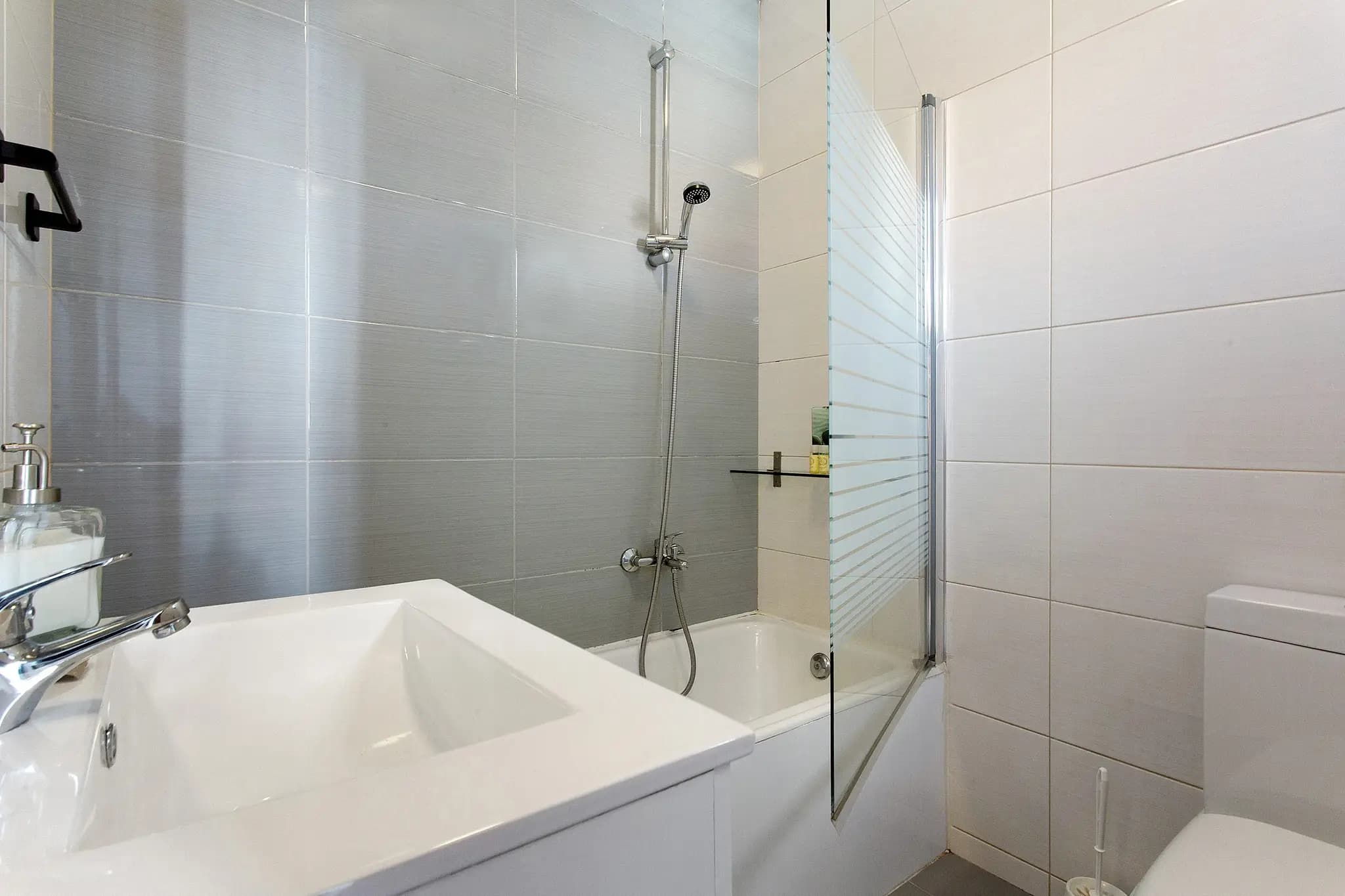 Second en-suite bathroom