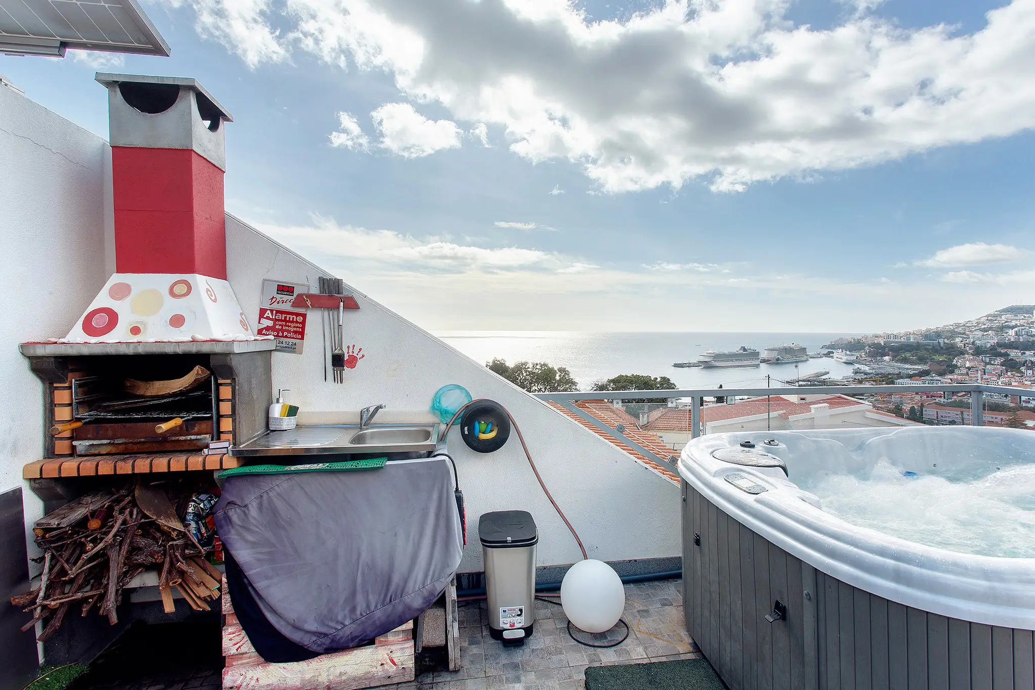 Wood-fired barbecue on the terrace next to the jacuzzi, with sea view